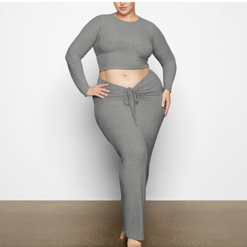SKIMS SOFT LOUNGE LONG SLEEVE CROP TOP AND SKIRT SET | HEATHER GREY